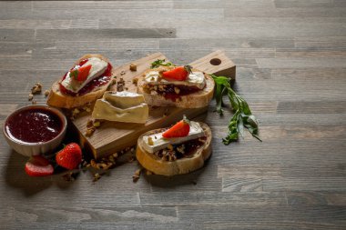 sandviç, çilek ve ahşap kesme tahtası, kopya alanı ile üstten görünüm üzerinde fındık ile lezzetli kahvaltı