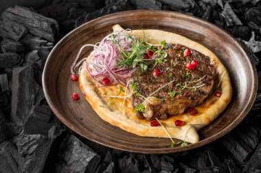 baharat kömür, yemek ev yapımı ekmek arası ızgara sığır eti biftek görünümü kapatın