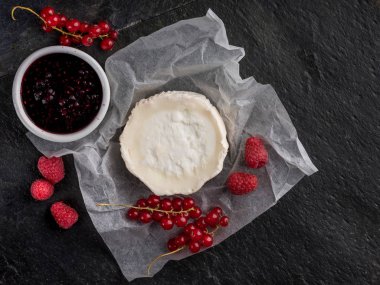 Brie peyniri ile taze meyveleri ve reçel taş karanlık tablo, kopya alanı ile Üstten Görünüm