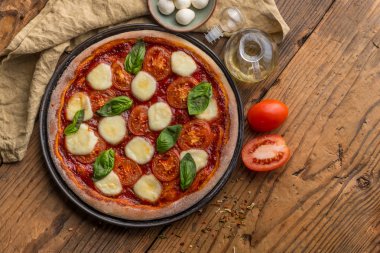 Üstten Görünüm margarita pizza ve kopya alanı ahşap tablo