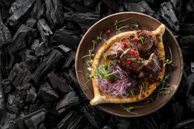 otlar ve kömür, kopya alanı ile üstten görünüm ev yapımı ekmek kebabı