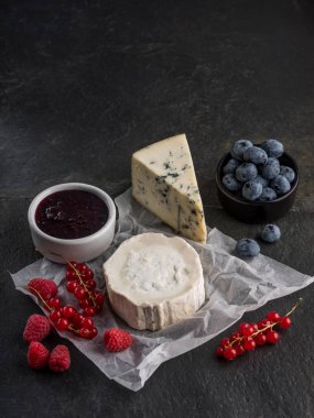 taş karanlık tablo taze çilek reçeli ile çeşitli peynir