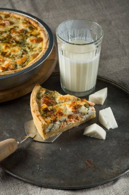 ev yapımı balık pasta peynir ve süt cam, yakın çekim