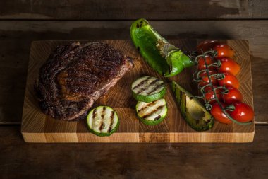 ahşap masa üzerinde ızgara sebze ve et Üstten Görünüm