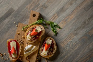 reçel ile lezzetli sandviçler üstten görünüm ahşap kesme tahtası üzerinde