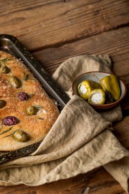 zeytinli ev yapımı pasta görünümü tepsi ve kase biber dolması kadar kapatın