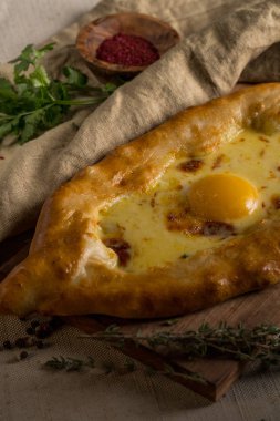 yumurta, otlar ve baharatlar ile ev yapımı pasta üstten görünüm rustik kumaş üzerine