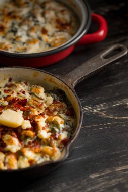 ahşap masa üzerinde baharatlar ile tavada sebze yahni ve bakır çorbaya görünümü kadar kapatın