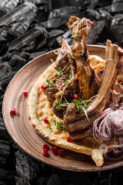 kaburga soğan ve ev yapımı ekmek ile yakın çekim 