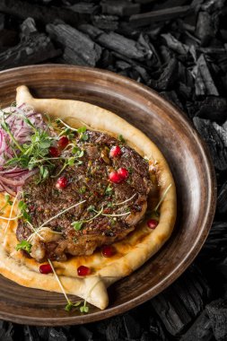 baharat kömür, yemek ev yapımı ekmek arası ızgara sığır eti biftek görünümü kapatın