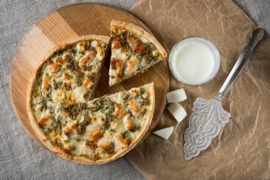 ev yapımı balık pasta peynir ve süt cam, kopya alanı ile Üstten Görünüm