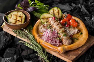 et baharat ve ahşap tahta kömür pişirme üzerinde ev yapımı ekmek ile yakın çekim