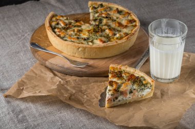 lezzetli balık pasta süt cam, çatal ve rustik zemin üzerine spatula ile ayarıyla masa, yakın çekim