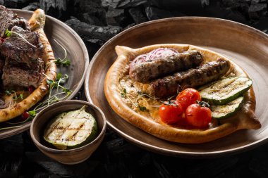 et baharat ve ev yapımı ekmek kömür pişirme plakaları ile yakın çekim