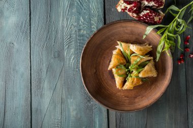 Nar mavi ahşap masa üzerinde kopya alanı ile üstten görünüm ile taze lezzetli pasta