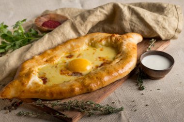 yumurta ve peynir ve krema ile kase ile ev yapımı pasta 