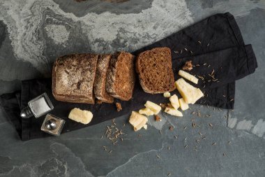 kopya alanı taş zemin üzerine ciabatta ekmeği dilim peynir ve baharat ile Üstten Görünüm