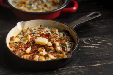 ahşap masa üzerinde baharatlar ile tavada sebze yahni ve bakır çorbaya görünümü kadar kapatın