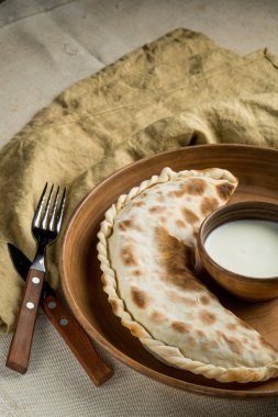 taze ev yapımı pasta, kase ve mutfak eşyaları, soğumuş krem kopya alanı ile üstten görünüm ile plaka