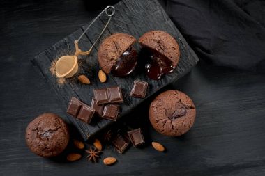 siyah ahşap tahta gereçler ve peçete üzerinde taze lav kek