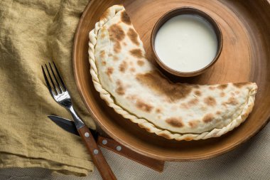 taze ev yapımı pasta, kase ve mutfak eşyaları, soğumuş krem kopya alanı ile üstten görünüm ile plaka