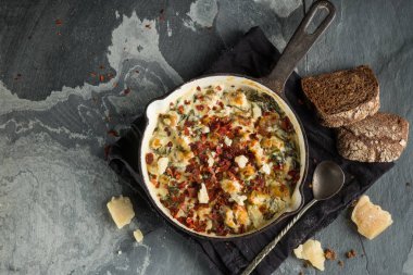 lezzetli balık pasta peynir ve baharat gri taş zemin, kopya alanı ile Üstten Görünüm