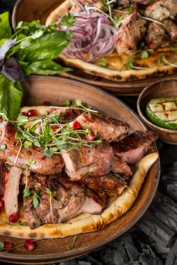 ev yapımı ekmek pişirme kömür ile et yakın çekim