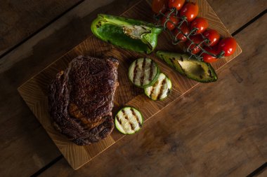 kopya alanı ile ahşap masa üzerinde ızgara sebze ve et Üstten Görünüm
