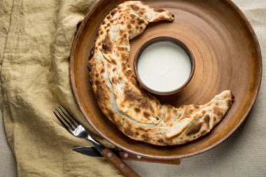 taze ev yapımı pasta, kase ve mutfak eşyaları, soğumuş krem kopya alanı ile üstten görünüm ile plaka