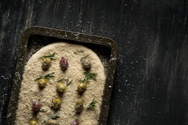 zeytin ve biberiye siyah ahşap masa, kopya alanı ile üstten görünüm üzerinde çiğ börek