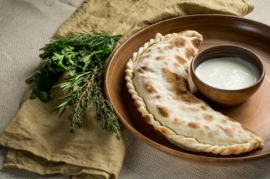 ev yapımı pasta, otlar ve soğumuş krem, en iyi manzaralı Tablo ayarı