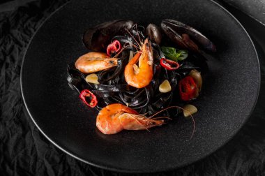 istiridye, karides ve biber ile siyah plaka Üstten Görünüm