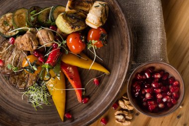 plaka ve nar taneleri kase üzerinde ızgara sebze Üstten Görünüm
