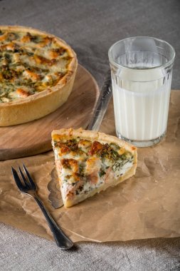 lezzetli balık pasta süt cam, çatal ve rustik zemin üzerine spatula ile ayarıyla masa, yakın çekim