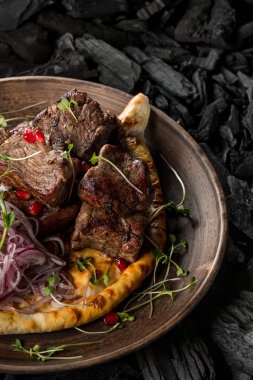 koyun eti et baharatlar ve ev yapımı ekmek kömür ızgara görünümünü kapat