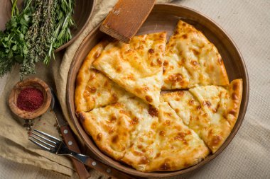 ev yapımı peynir pasta otlar ve mutfak eşyaları ile Üstten Görünüm