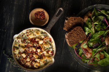 Baharat ile tava, salata ve ekmek dilimleri sebze yahni görünümü rustik ahşap zemin üzerine kadar kapatın