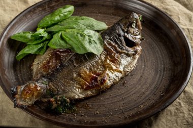 plaka ızgara balık ve fesleğen ile yakın çekim