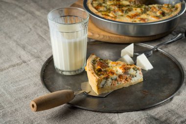 ev yapımı balık pasta peynir ve süt cam, yakın çekim