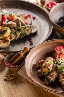 ızgara ve doldurulmuş sebze, Erik ve nar taneleri ahşap masa üzerinde kapat