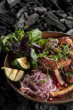 et dilimleri ile baharat ve otlar seramik plaka üzerinde kapat