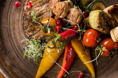 plaka renk ızgara sebzeli görünümünü kapat 