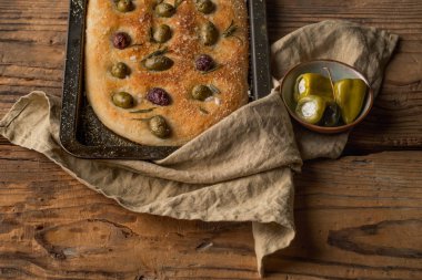 pasta dilimi zeytin, biberiye ve kase, kopya alanı ile üstten görünüm biber dolması ile