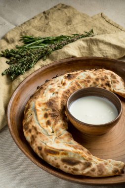 ev yapımı pasta, otlar ve kase asitlendirilmiş krem plaka yakın çekim