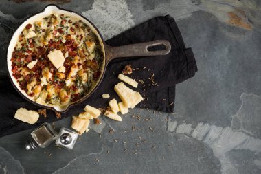 lezzetli balık pasta peynir ve baharat gri taş zemin, kopya alanı ile Üstten Görünüm