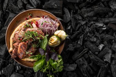 otlar ve ev yapımı ekmek kömür kopya alanı ile pişirme tavuk fileto