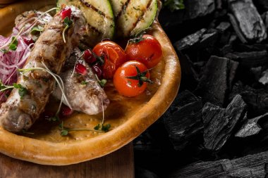 Et Baharatlar, sebze ve ahşap tahta kömür, kopya alanı ile üstten görünüm pişirme üzerinde ev yapımı ekmek ile