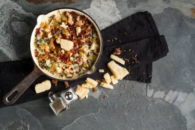 lezzetli balık pasta peynir ve baharat gri taş zemin, kopya alanı ile Üstten Görünüm