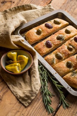 pasta dilimleri zeytin, biberiye ve kase biber dolması ile yakın çekim
