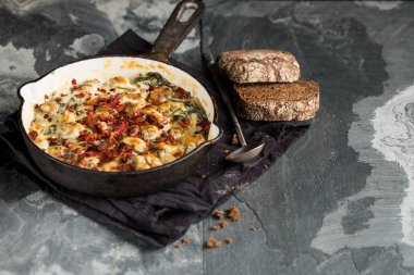 lezzetli balık pasta peynir ve ciabatta ekmeği gri taş zemin üzerine, kopya alanı ile Üstten Görünüm